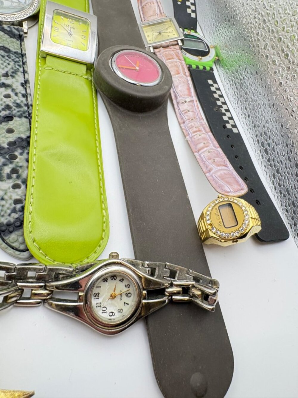 Lot of 18 Vintage Mixed Fashion Wristwatches Parts Repair Craft Lot - Picture 5 of 10